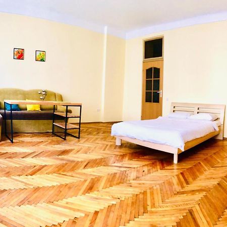 Apartment Near Opera On Horodotska 11 Lviv Exterior foto