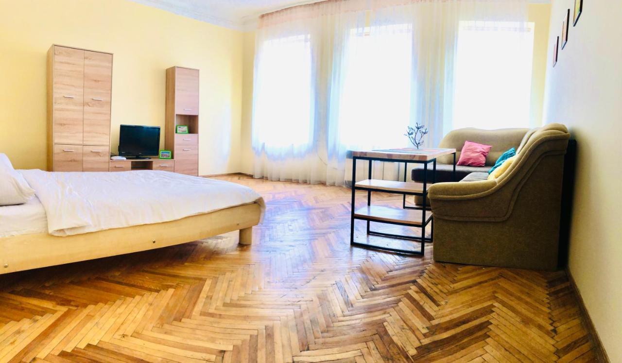 Apartment Near Opera On Horodotska 11 Lviv Exterior foto
