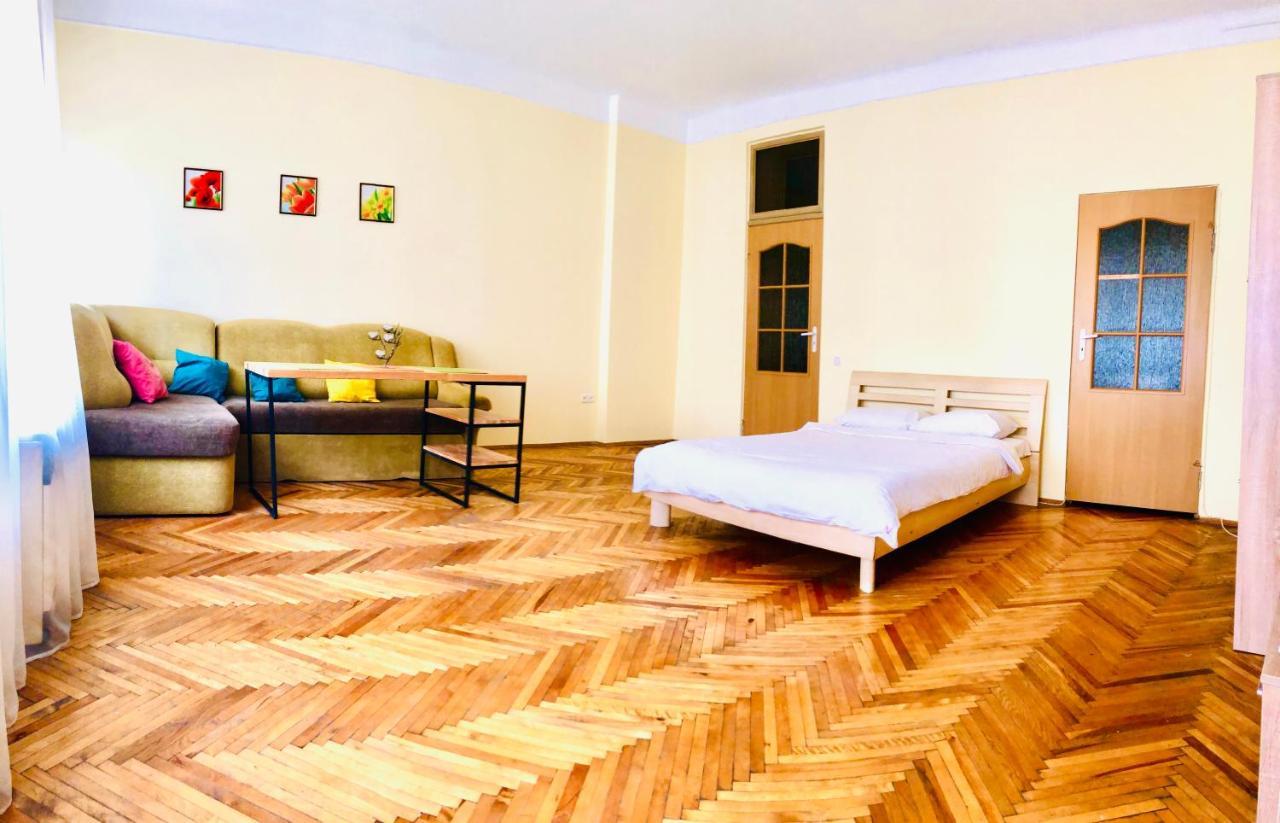 Apartment Near Opera On Horodotska 11 Lviv Exterior foto